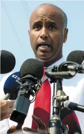  ?? PHOTO D’ARCHIVES, CHANTAL POIRIER ?? Le ministre fédéral de l’immigratio­n, Ahmed Hussen, en point de presse à Lacolle en août dernier.