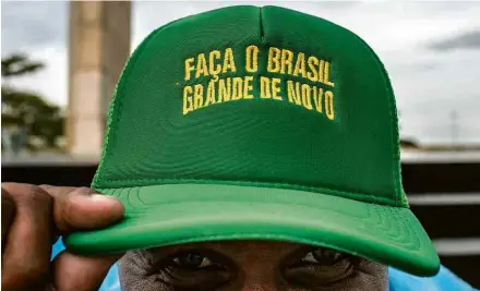  ??  ?? Boné de Décio Luiz, voluntário na campanha de Bolsonaro, adapta o ‘Make America Great Again’ de Trump