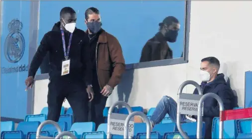  ??  ?? Mendy, Ramos y Lucas Vázquez, en la grada de Valdebebas durante el Real Madrid-Betis de la última jornada.