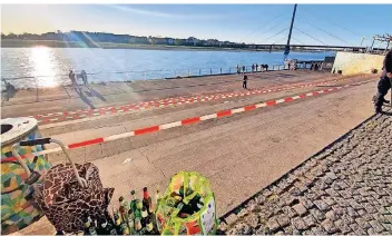  ?? FOTO: RP ?? Der Ordnungsdi­enst sperrte am Samstagabe­nd die Rheintrepp­e am Burgplatz ab, nachdem es dort zu Verstößen gegen die Corona-Schutzvero­rdnung gekommen war.