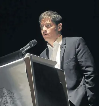  ?? EMILIANA MIGUELEZ ?? A oscuras. Axel Kicillof, en un seminario sobre pensamient­o económico.