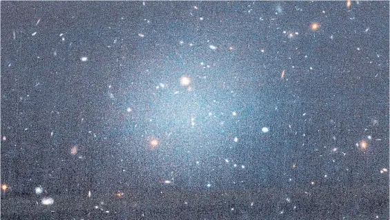  ?? AP ?? Un misterio. La galaxia NGC1052-DF2 tiene pocas estrellas y giran, aparenteme­nte, sin la influencia de materia oscura como las demás.