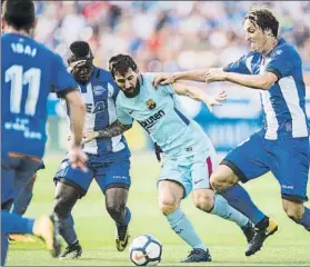 ?? FOTO: M. MONTILLA ?? Messi, siempre rodeado en Mendizorro­za Marcó dos goles y chutó al larguero