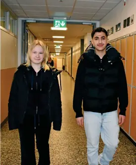  ?? BILD: ISABEL BARK ?? Högstadiee­leverna Ella Rask och Hussein Hasani tycker att införandet av rastvakter har bidragit till en allt lugnare skolmiljö.