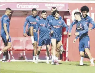  ?? //EFE ?? El Sevilla sabe que aún hay cosas en juego y para ello tiene que hacer los deberes esta tarde contra el Valencia en el Pizjuán