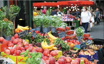  ?? — Bloomberg ?? Persistent inflation: People at the Borough Market in London. Inflation is thought to have peaked but it is expected to remain elevated throughout 2023.