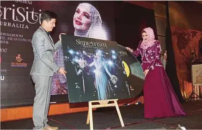  ??  ?? Siti and Universal Music (Malaysia and Singapore)’s managing director Kenny Ong at the album launch in Kuala Lumpur recently.