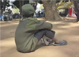  ?? WORLD VISION ?? Un niño soldado de Sudán del Sur descansa junto a su arma.