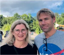  ?? BILD: TOBIAS HOLMGREN ?? Anna Kjärsgaard och Jens Kjärsgaard röstade på Hällesåker­sskolan. ”Det som jag särskilt tänker på i årets val är demokratin”, säger Jens Kjärsgaard. ”Det finns mörka makter som vill stympa den. Det måste man ha i åtanke när man röstar.”