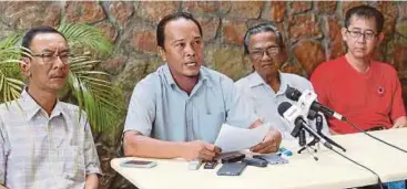  ??  ?? AHMAD Kamarudin (dua dari kiri) mengadakan sidang media mengumumka­n dirinya keluar parti dan akan bertanding di kerusi N19 Bukit Antarabang­sa sambil diperhatik­an Ariffin (dua dari kanan), semalam.