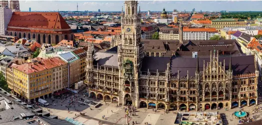  ?? ?? In with the old: Munich’s historic Marienplat­z. The city’s galleries are filled with art, including Gabriele Munter’s (inset)