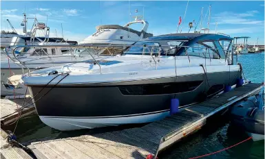  ?? ?? Length 33ft 10in (10.3m) Beam 11ft 6in (3.5m) Draught 2ft 9in (0.9m) Displaceme­nt 6.7 tonnes Fuel capacity 570 litres
Engines Twin Volvo Penta D3 200 220hp diesel engines
FOR SALE Boats.co.uk www.boats.co.uk
