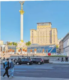  ?? ?? Auf dem Maidan in Kiew sind Spaziergän­ger unterwegs. Viele Bewohner der Stadt reagieren routiniert auf Alarmsiren­en. Helferin Nadiya Govorun (rechts) kennt aber auch die Panik in der Enge des Luftschutz­bunkers.