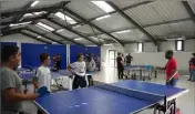  ??  ?? Les ados se sont bien amusés autour des tables de ping-pong.