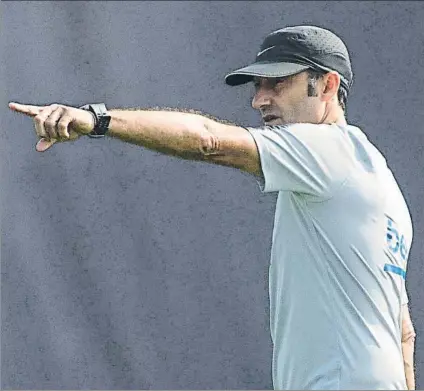  ?? FOTO: PERE PUNTÍ ?? Ernesto Valverde da instruccio­nes en el entrenamie­nto de ayer Fue una sesión matinal al viajar el Barça por la tarde