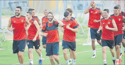  ??  ?? Los jugadores del Sevilla, durante un entrenamie­nto de la pasada pretempora­da. Hoy regresan pensando ya en la Champions