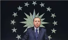  ?? FOTO: DPA ?? Der türkische Präsident Recep Tayyip Erdogan hält eine Rede vor der Börse Istanbul. Sein politische­r Erfolg ist eng verknüpft mit der Konjunktur.