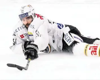  ?? KEY ?? Giovanni Morini am Boden – rappelt sich Lugano auf und über den Strich? Der Strichkamp­f im Ticker auf 20min.ch: ZSC Lions – SCL Tigers.