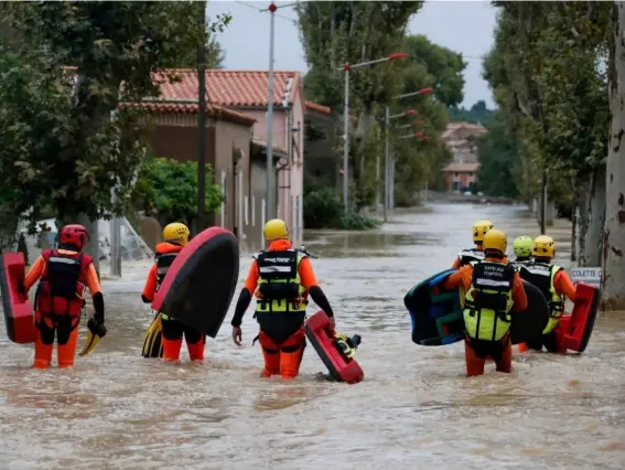  ?? (EPA) ?? Rescue workers scour the area after rain waters ripped through Trebes
