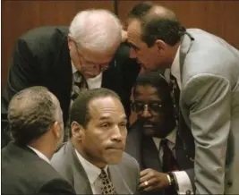  ?? MYUNG J. CHUN — LOS ANGELES DAILY NEWS VIA AP, FILE ?? O.J. Simpson is surrounded by his defense attorneys, clockwise from left, Ken Spaulding, back towards camera, Gerald Uelmen, Robert Shapiro and Johnnie Cochran Jr., as they discuss their plans for arguing the admissibil­ity of the tapes of retired Los Angeles police detective Mark Fuhrman during his trial, Tuesday, Aug. 29, 1995in Los Angeles. Simpson, has died. He was 76.