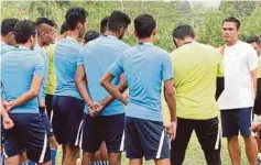  ??  ?? MOHD Nidzam (kanan) pada sesi latihan bersama FELDA United.