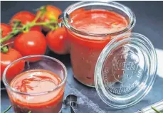  ??  ?? Tomatensau­ce auf Vorrat: Mehr zu kochen und es dann tagelang zu genießen ist keine neue Idee. Nun heißt es Meal Prep.