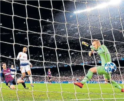  ?? AFP ?? Casi un milagro. Lucas Moura mete el 1-1 del Tottenham ante Barcelona, el gol de la clasificac­ión.