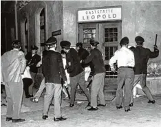  ??  ?? Juni 1962: Polizisten prügeln in der Leopoldstr­aße in München schwabing mit Gum  miknüppeln auf junge Leute ein.