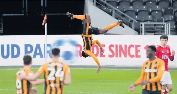  ?? Picture: Richard Sellars/PA ?? Hakeeb Adelakun does a spectacula­r celebratio­n after scoring for Hull City against Charlton on Saturday