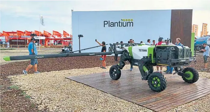  ?? (LA VOZ) ?? Terran. La empresa Plantium, ubicada en Villa Constituci­ón, presentó en Expoagro su primer vehículo autónomo para pulverizac­ión selectiva.