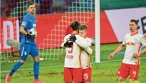  ?? Foto: witters ?? Im zweiten Versuch erzielte Dani Olmo (Nr. 25) die Leipziger Führung, am Ende setzte sich der Favorit knapp mit 2:1 gegen den FC Augsburg durch.