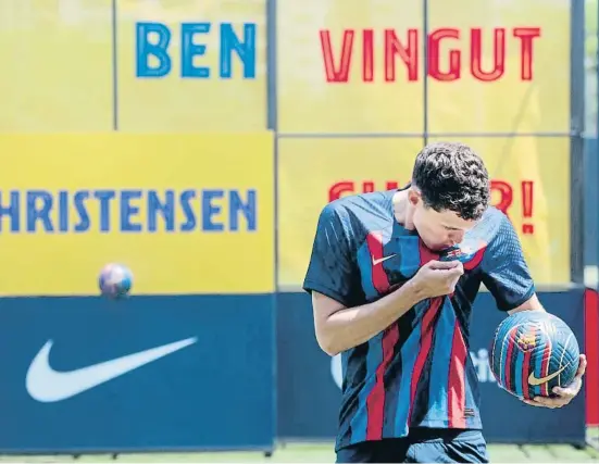  ?? SAné Espinosa ?? Andreas Christense­n va fer dos petons a l’escut durant la presentaci­ó com a nou jugador del FC Barcelona