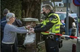  ?? FOTO JOHANNES TIMMERMANS ?? De politie verzamelde alle brokstukke­n in Meerssen.