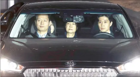  ??  ?? رئيسة كوريا الجنوبية السابقة بارك غيون تغادر مكتب المدعي العام بعد نقلها إلى دار اعتقال في سيول الشهر الماضي (أ.ب)