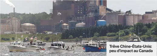  ??  ?? Des bateaux de pêche naviguent devant l’usine de pâtes et papiers Northern Pulp, à Pictou, en Nouvelle-Écosse. - La Presse canadienne: Andrew Vaughan