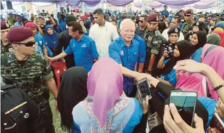  ?? PIC BY EDMUND SAMUNTING ?? Prime Minister Datuk Seri Najib Razak greeting people at the opening of SK Kampung Bahagia in Batu Sapi, Sandakan, yesterday. With him is Chief Minister Tan Sri Musa Aman.