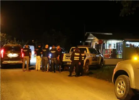  ??  ?? La captura tuvo lugar este miércoles en San Jorge de Roxana, Pococí. Los hombres son sospechoso­s de asesinar a cinco personas, incluidos dos menores de edad, de 14 y 17 años.