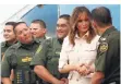  ?? FOTO: REUTERS ?? Melania Trump posiert mit Grenzschut­zbeamten.