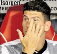  ??  ?? Das ging ins Auge! Der Wolfsburge­r Mario Gomez musste verletzt absagen - wegen eines Bänderriss­es.