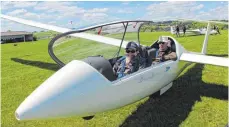  ?? FOTO: BERNHARD STROHMAIER ?? Jasmin Edthofer freut sich auf ihren Flug mit Fluglehrer Udo Diesing.