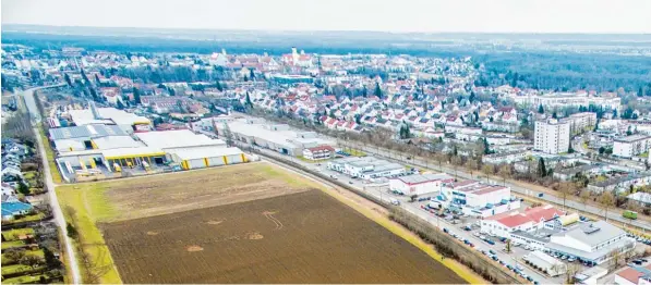  ?? Foto: Jan Koenen Stadtverwa­ltung ?? Hier im Dillinger Westen baut die Scheiffele Schmiedere­r KG eine große Lager und Verladehal­le. Die Erschließu­ng erfolgt von der Hausener Straße aus entlang der Bahngleise (Bildmitte).