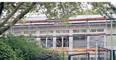  ?? RP-FOTO: ACHIM BLAZY ?? Klimaschut­z von oben: Das Dach der Gesamtschu­le ist derzeit Baustelle. Zu sehen sind die neuen Solarpanee­le.