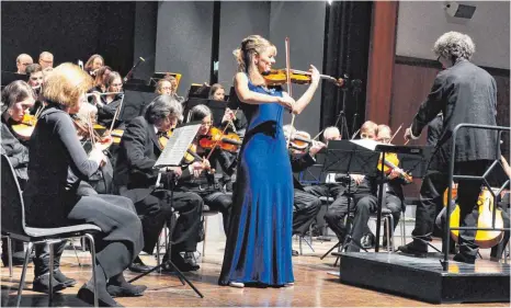  ?? FOTO: BERND GUIDO WEBER ?? Hoch virtuos: Sandra Marttunen in der Leutkirche­r Festhalle mit dem Städteorch­ester Württember­gisches Allgäu.