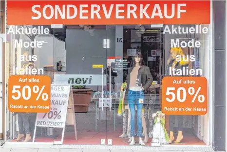  ?? FOTO: ARNULF HETTRICH/IMAGO ?? Sonderverk­auf bei der Modeboutiq­ue Nevi in Friedrichs­hafen am Bodensee im April: Vor allem Modegeschä­fte spüren die veränderte­n Kaufgewohn­heiten der Kunden, die Pandemie hat den Trend zum Online-Shopping noch einmal befeuert.