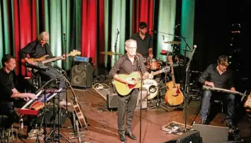  ?? Foto: Gertrud Adlassnig ?? Die Zuschauer waren begeistert von Reinhold Beckman und Band, die vor fast ausverkauf­ter Kapuzinerh­alle in Burgau spielten.