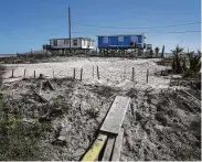  ?? Jon Shapley / Staff photograph­er ?? Eric Ekstrand built a barrier to block water moving through the area during storms after the dunes in front of his Surfside Beach house were destroyed.