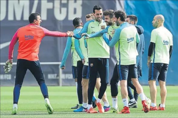  ?? CÉSAR RANGEL ?? Cuatro canteranos como Jordi Masip, Sergio Busquets, Gerard Piqué y Sergi Roberto bromeando en el entrenamie­nto de ayer