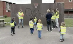  ?? ?? Jonas Fagerström, Lucas Simonsson och Carl Déman spelade basket med förskoleba­rnen.