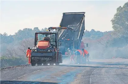  ??  ?? En acción. El avance de una ruta en el interior. Ahora varios proyectos se frenarán para bajar el déficit.