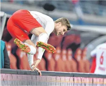  ?? FOTO: IMAGO ?? Über die Bande: So freute sich Leipzigs Timo Werner über sein elftes Saisontor.